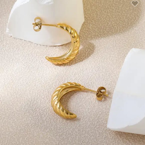 Popular 18K Gold WATERPROOF CROISSANT HOOP EARRINGS lovely gold huggie earrings - Picture 10 of 11